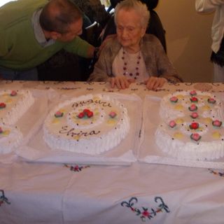 Qui e in basso la festa in onore di Elvira Lamparelli