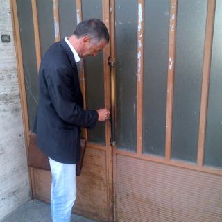 L'assessore Raimondo Donzel apre il portone dell'assessorato per l'inconro urgente sulla Feletti