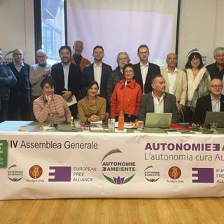 Al centro in piedi davanti a Joël Farcoz la presidente di Ale, Lorena López de Lacalle (Eusko Alkartasuna, Pays basque),