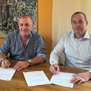 Claudio Latino (sn) e Davide Adolfo Ferrè firmano l'accordo
