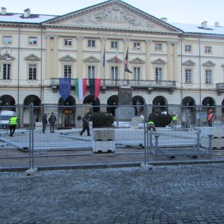 E' iniziato il montaggio del padiglione che ospiterà l'Atelier des Metiers in piazza Chanoux, sorvegliato da quattro videocamere