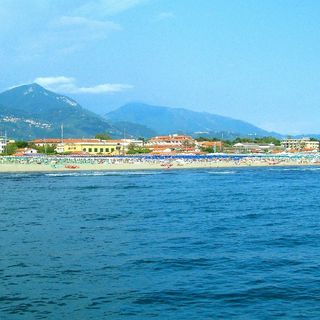 Uno scorcio del mare di Forte dei Marmi (immagine dal sito web www.maag-realestate.com)