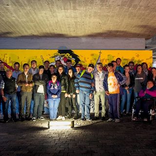 Il gruppo di ragazzi che ha realizato il murale