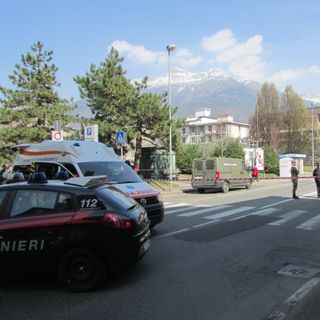 Qui e nelle foto in basso, Artificieri e Forze dell'ordine nei pressi del ritrovamento del presunto ordigno in piazza Plouves