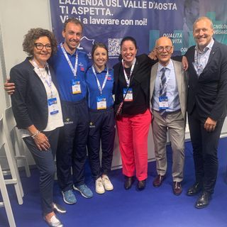 da sx la radiologa Monica Alessi, l'atleta valdostano Francesco De Fabiani, l'atleta valdostana Samuela Comola, la radiologa Dany Furfaro, il Direttore della Radiologia Massimiliano Natrella, il Presidente del Coni VdA Jean Dondeynaz