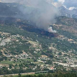 Incendio tra Saint-Denis e Verrayes, una notte di lotta e un’alba di speranza