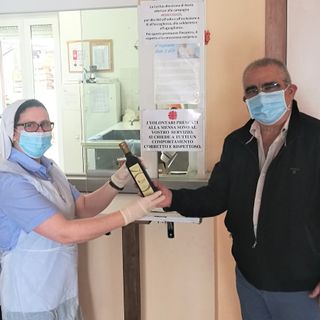 Nella foto allegata consegna del dono:  Direttrice mensa Tavola Amica Fondazione Opere per Caritas, Suor Margareta Francli, ed il  Presidente LILT Valle d’Aosta, Salvatore Luberto