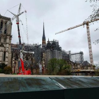 La cattedrale di Notre-Dame a Parigi, devastata cinque anni fa da un incendio