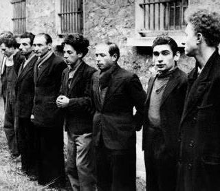 Photographie prise par les nazis le 21 février 1944 dans la cour du fort de Mont-Valérien (Suresnes) de membres du groupe FTP-MOI, Missak Manouchian est le deuxième à gauche