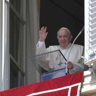 Papa Francesco dalla finestra del suo studio nel Palazzo Apostolico Vaticano