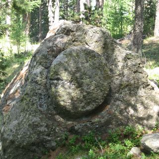 Una macina di Valmeriana. Nell'articolo Roberto Favre e Rudy Tillier. In basso altre macine