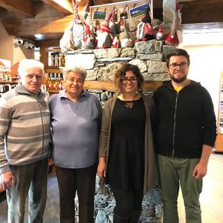 Da sn. Pacifico Berard e Maria Rapelli con i neo imprenditori Arianna Siclari e Fabio Moretto