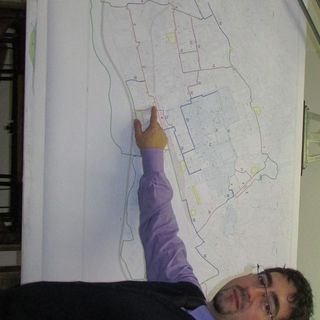 L'assessore Flavio Serra illustra la mappa delle piste ciclabili da realizzare ad Aosta. In basso, la mappa in evidenza e la legenda delle piste