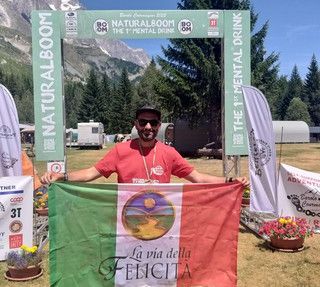 Simone Leo taglia il traguardo della Barolo-Courmayeur a piedi