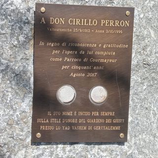 Potrebbe essere stata la mancata tenuta della colla a danneggiare la targa dedicata a Don Cirillo Perron