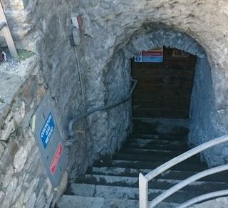 Nelle foto foto di un lettore (prima) e di Legambiente (dopo la pulizia di Legambiente)