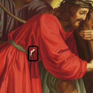 Il pannello della Via Crucis danneggiato durante la preparazione del Concerto di Pasqua. In basso, alcuni quadri raffiguranti le diverse stazioni