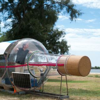 Abraham Poincheval dans sa bouteille