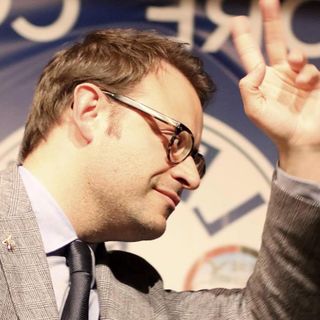 Stefano Aggravi sembra impartire la benedizione al termine del De Profundis