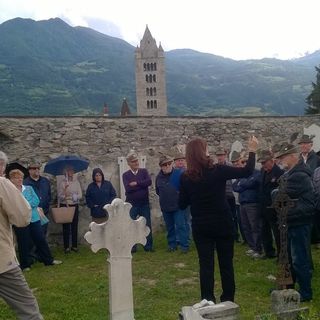 Nelle foto la ricercatrice Daniela Bernini ed il gruppo di visitatori e di alpini