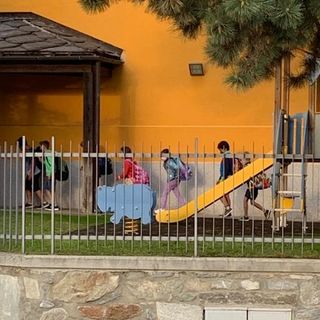 Distanze rispettate all'ingresso a scuola (cliccare sull'immagine per avviare la minigallery)