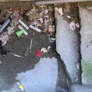 Aosta: Siringhe usate e immondizie in uno spazio di accesso della scuola San Francesco