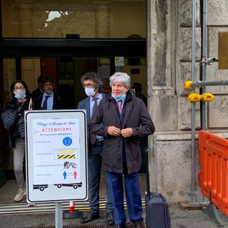 Alcuni legali escono dal tribunale al termine dell'udienza pomeridiana