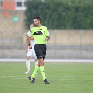 Loris Azzaro mentre dirige una partita
