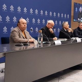 Nonni e nipoti assieme al Papa con una carezza e un sorriso
