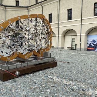 Au Fort Bard exposé un grand cerveau humain sul place d'Armi