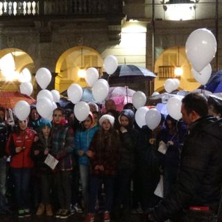 Gli ex alunni di Christiane in piazza con i palloncini e, nell'articolo, Monica Seganfreddo attorniata da familiari e amici