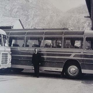 Sergio Calliera con i suoi primi pullman nel 1962