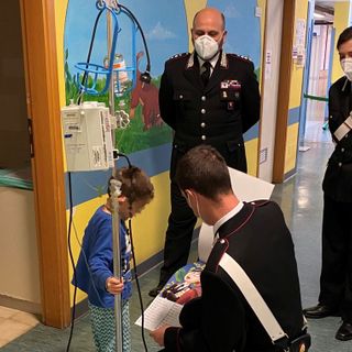 I CARABINIERI REGALANO IL CALENDARIO A FUMETTI  AI PICCOLI PAZIENTI DELLA PEDIATRIA