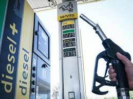 Caro carburanti: ripristinare lo sconto sulle accise e azzerare l'Iva