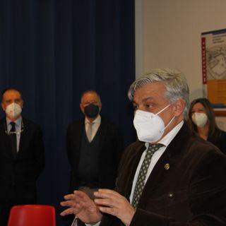 L'assessore Luciano Caveri durante il suo intervento alla consegna dei tablet