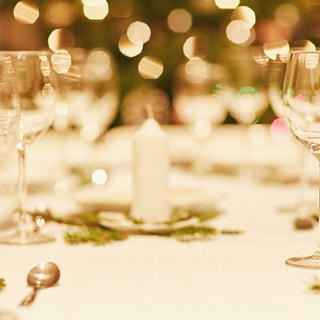 A Capodanno vince il cenone, in famiglia e tra amici stretti. Trionfano prodotti sostenibili e di qualità