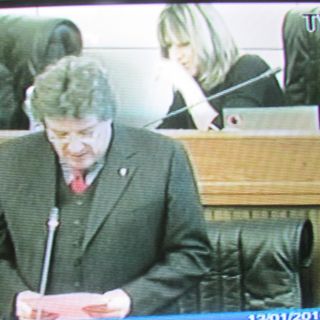 Chantal Certan, alle spalle dell'assessore Marguerettaz, immortalata in tv mentre segue distrattamente i lavori del Consiglio Valle