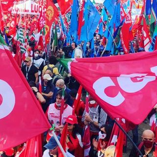 Sciopero, valigie e bandiere: La CGIL VdA manifesta a Torino