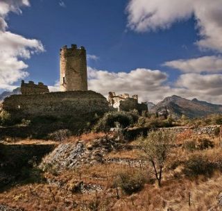 Biens culturels: chateau Chatel Argent éclairé la nuit