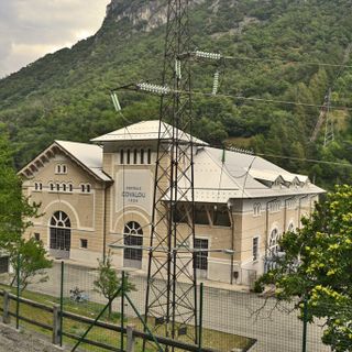 Il tratto di strada costeggia la centrale elettrica di Covalou