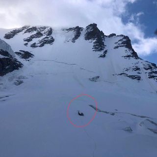Alpinista inghiottito da un crepaccio bloccato a 30 metri di profondità sul Gran Paradiso