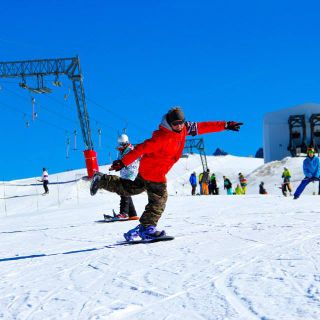 Sciatori sulle piste di Pila