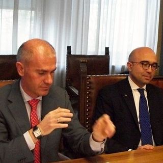 a sn: l'allora assessore Albert CHatrina (Alpe) che ha meso ai vertici del casino Giulio Di Matteo (a dx) cotenstato dalla delegazione dei lavoratori della roulette americana e black Jack