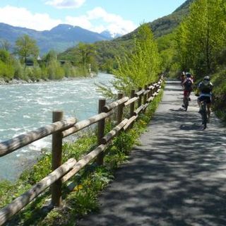 Donna trovata morta sull'argine della Dora Baltea, dietro la piscina di Aosta