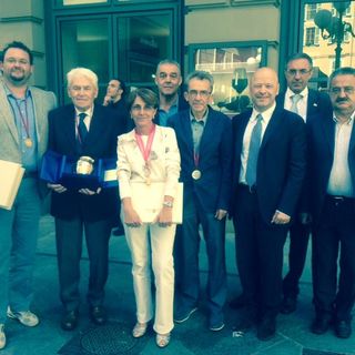 Dino Darensod, presidente della Cave des Onzes Communes, mostra l'oscar insieme alla delegazione valdostana