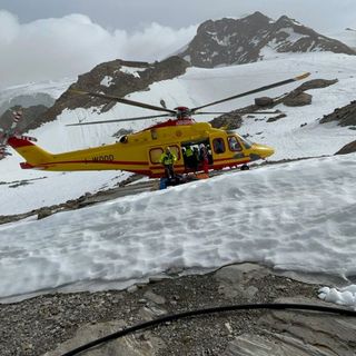 Cade in crepaccio, salvato dal compagno di gara