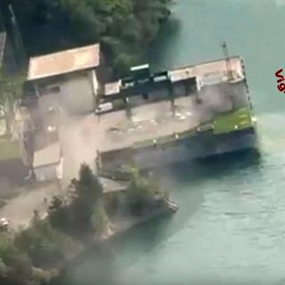 Tre morti, cinque feriti e quattro dispersi nell'esplosione nel lago di Suviana in una centrale idroelettrica, sull'Appennino Bolognese nel comune di Camugnano. I Vigili del fuoco: «L'acqua continua a salire, situazione molto difficile»