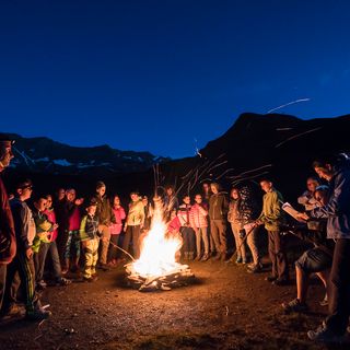 Un suggestivo falò dei 'Giovani in vetta' al Mont Avic