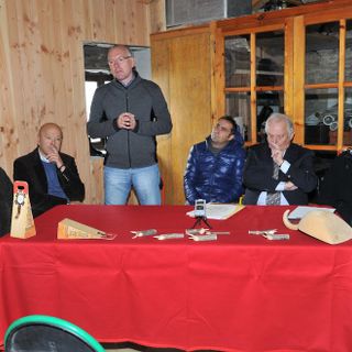 Aldino Riane, assessore comunale di Doues all'Agricoltura; Nicola Rosset, Presidente Chambre Valdotaine; Renzo Testolin, assessore regionale all'Agricoltura; Giorgio Abram, vicesindaco di Doues; Livio Vagneur, Presidente Consorzio Fontina; Piero Cuaz, vicepresidente Consorzio Fontina