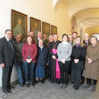 Foto ricordo dei giornalisti con il Vescovo; a sinistra il can. Renato Roux, Rettore del Seminario
